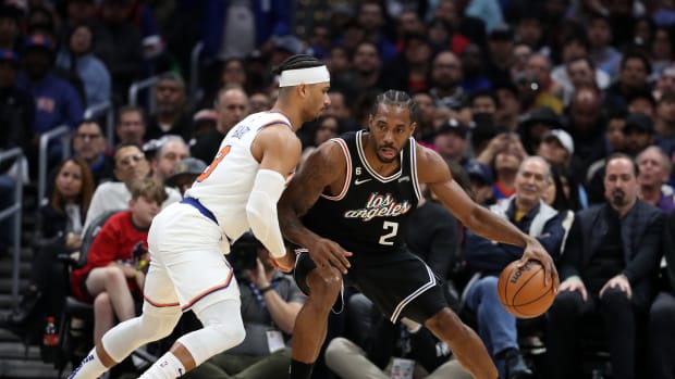Knicks guard Josh Hart defends Clippers forward Kawhi Leonard.